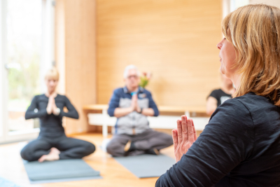 „Stressprävention und -bewältigung mit Yoga, Entspannung und Achtsamkeit